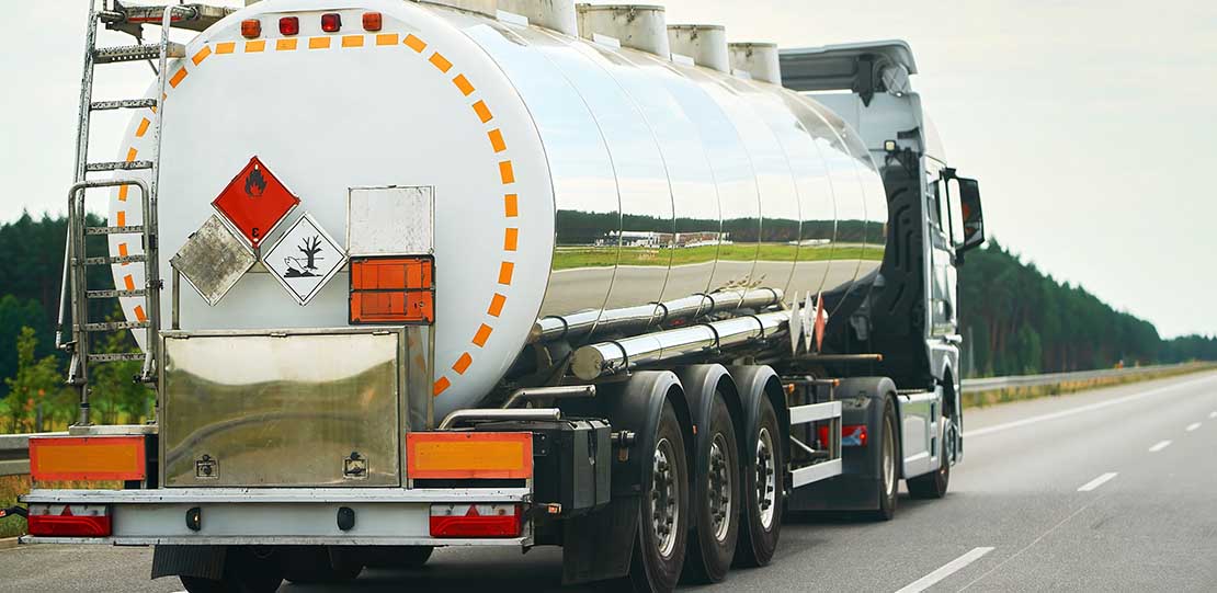 Camión cisterna de mercancías peligrosas.